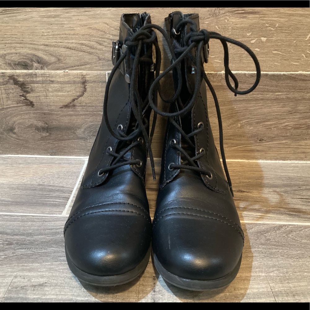 Women Black lace up with zipper boots size 9